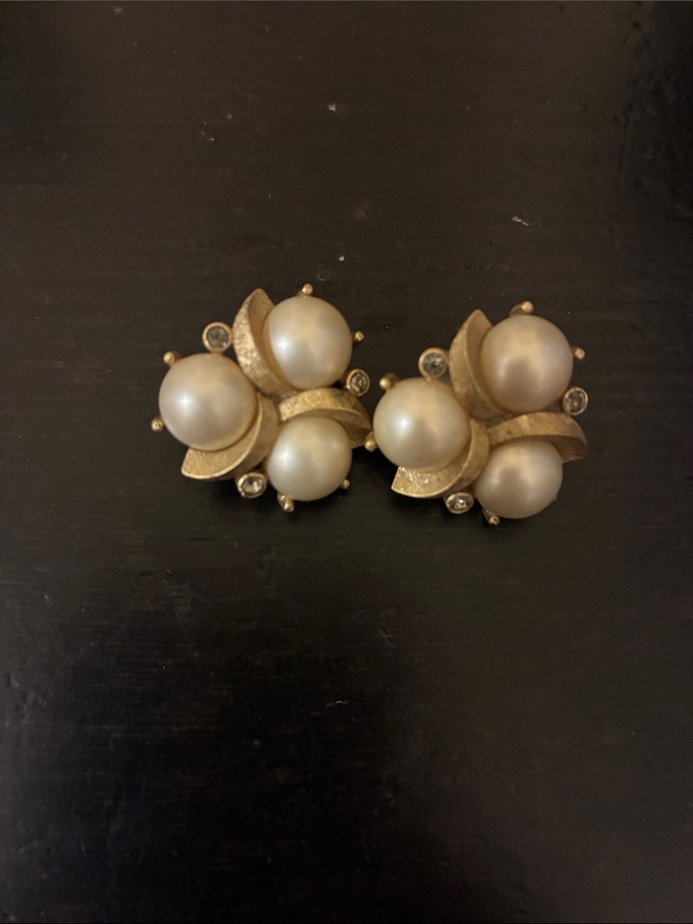 VINTAGE 1960s TRIFARI Classic Pearl Cluster Clip-On Doorknocker Earrings